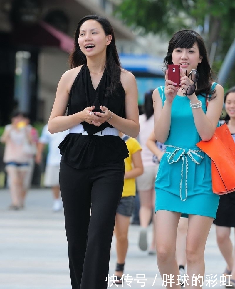 两个打扮非常时尚的美女,风度翩翩,气质十足