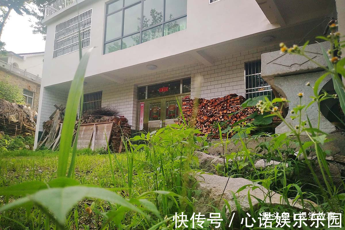 楼房|山村楼房装修豪华，门前堆满柴火，2个儿子3年没回家