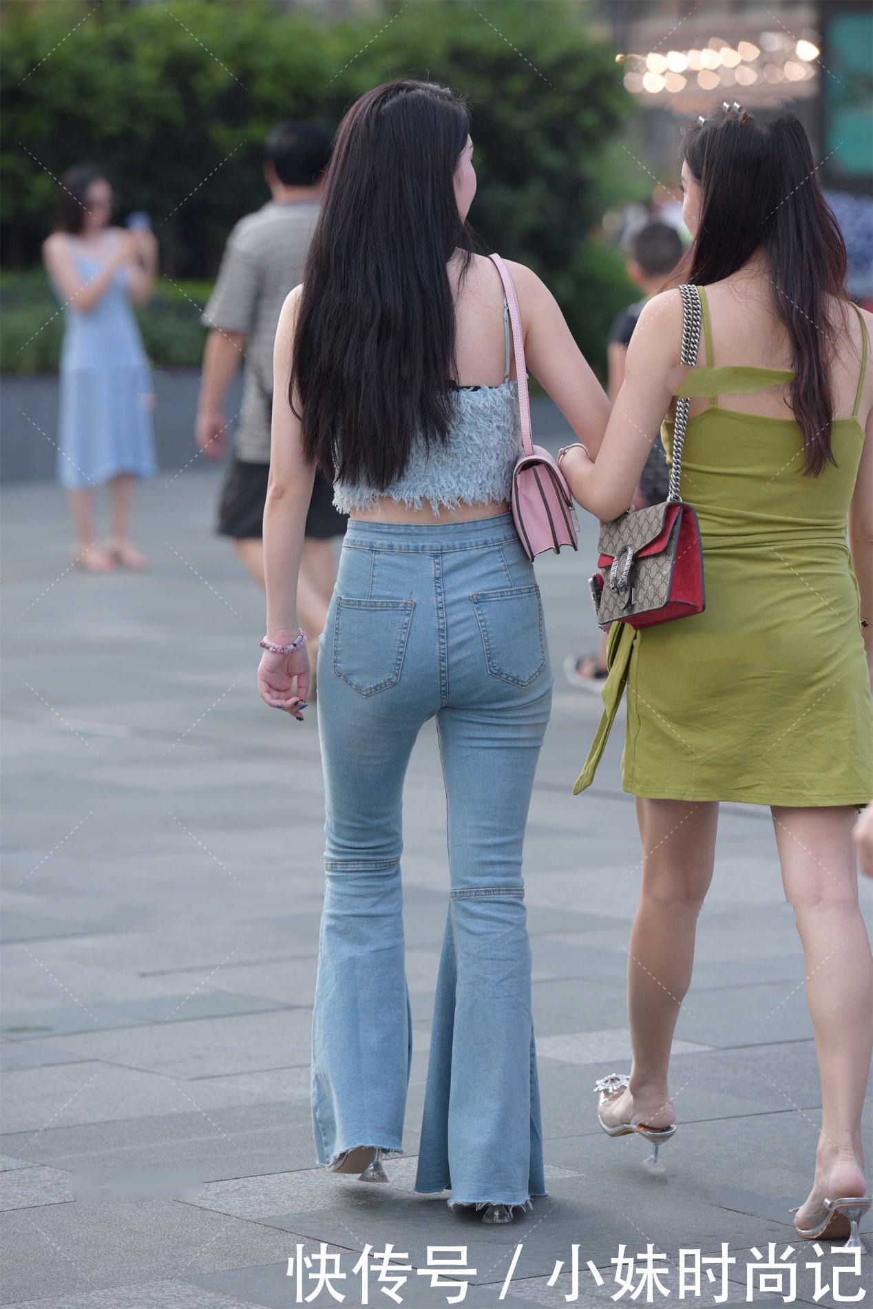 绒毛|街拍:蓝色短款绒毛小背心, 即可当打底, 又可外穿, 时尚感爆棚