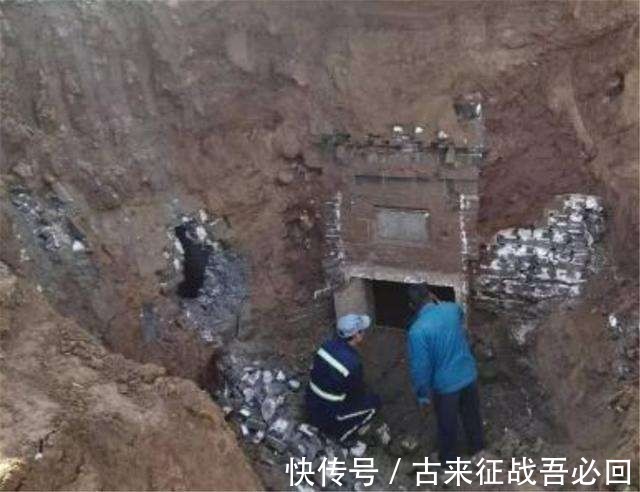 椁室|挖地基发现明朝古墓,全部墓墙都用青花瓷堆成,专家:从没见过