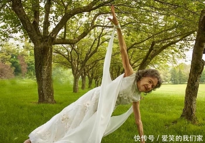 电影公司|101岁印度美人,练瑜伽90年,和小70岁男伴翩翩起舞,像少女