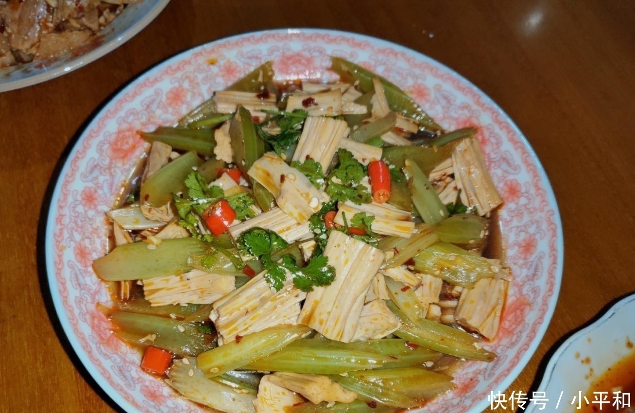 西芹拌腐竹|初五亲戚来拜年，做了满满的三大桌菜，吃出家的味道，客人都说好