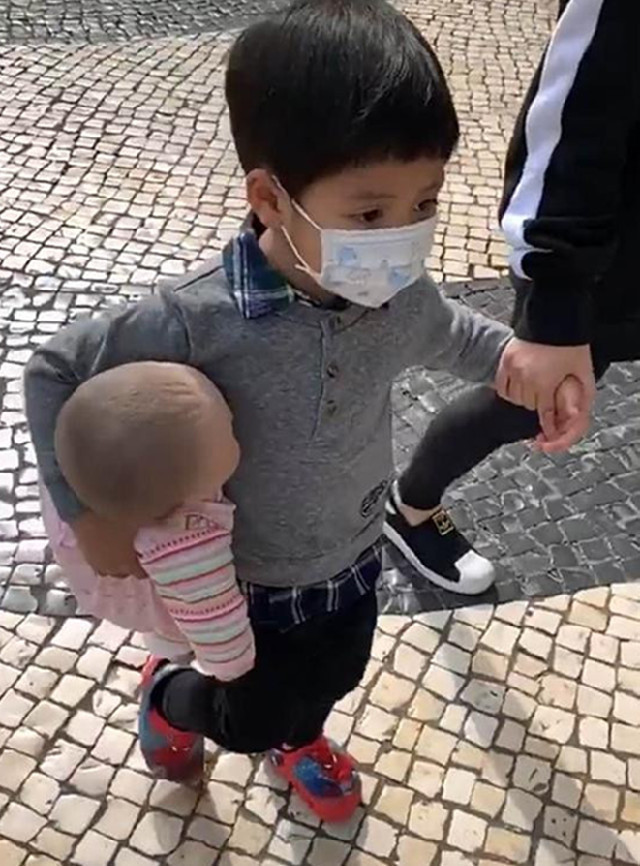 妹妹|儿子闹着要妹妹,宝妈只能给他买一个,看着“兄妹俩”网友乐翻了