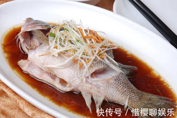 鱼胆|喉咙被鱼刺卡住了别再傻傻喝醋,教你2招,让鱼刺自己跑出来!