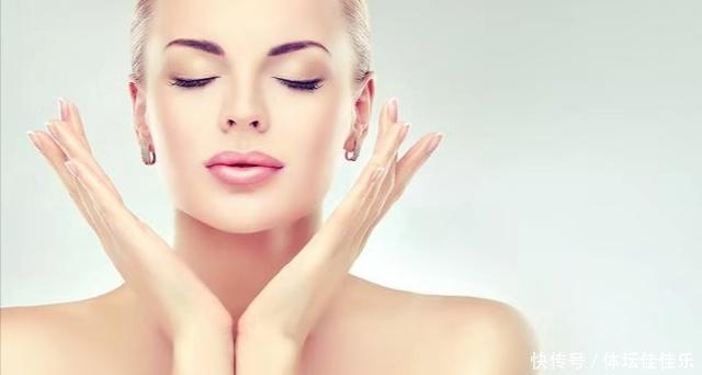 皮肤|护肤品是用手拍还是化妆棉擦,很多女人都做错了,难怪小细纹会多