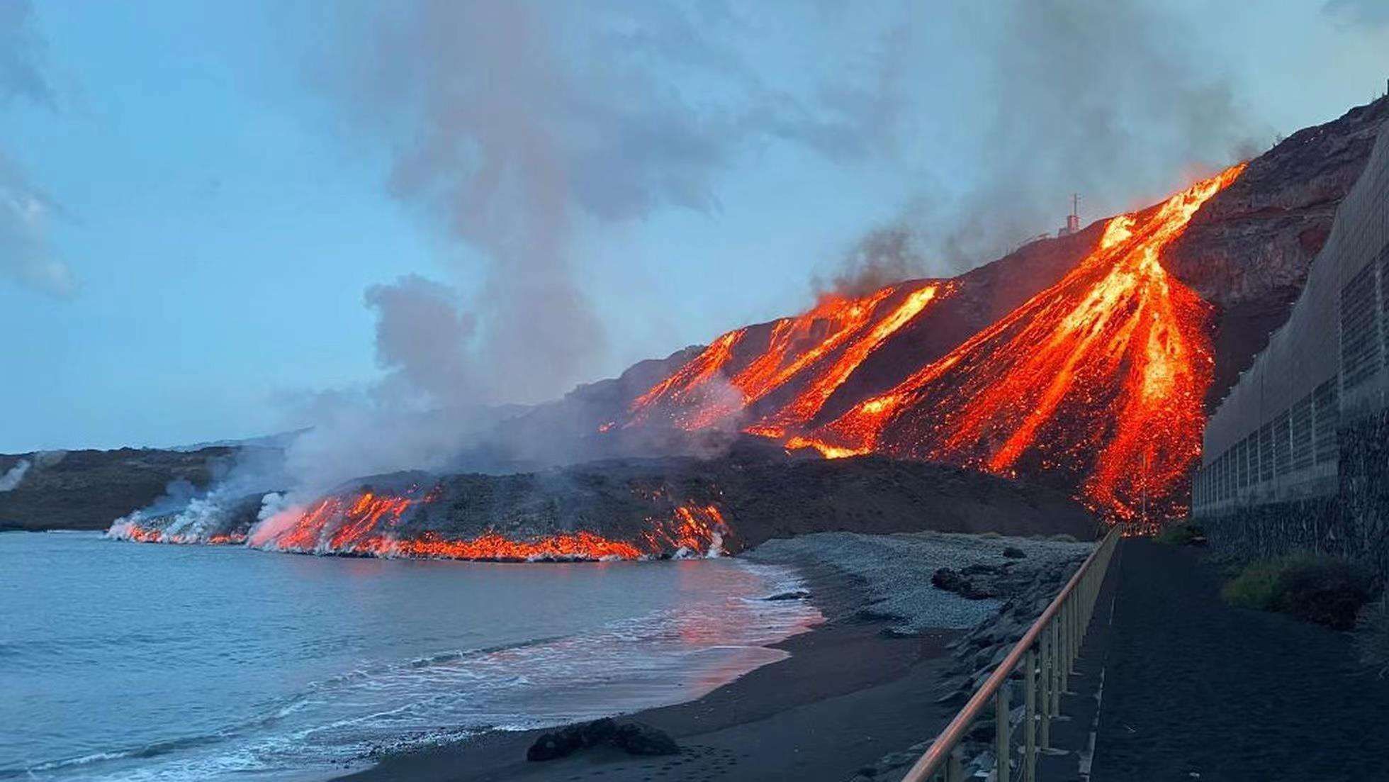 喷发|火山持续爆发三个月，意外引发“旅游热”，游客数量暴涨10倍