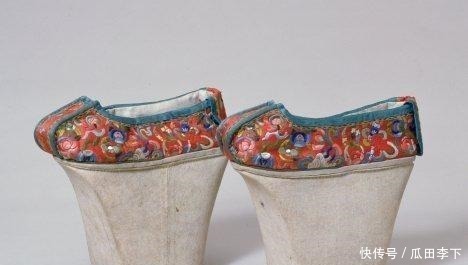 花盆底鞋穿着又高又不舒服,为何清朝后宫的妃嫔还都钟爱它