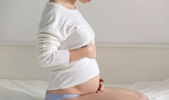 腹围|怀孕后，孕妈若有这4种“感觉”，也许是肚子里羊水“变少”了