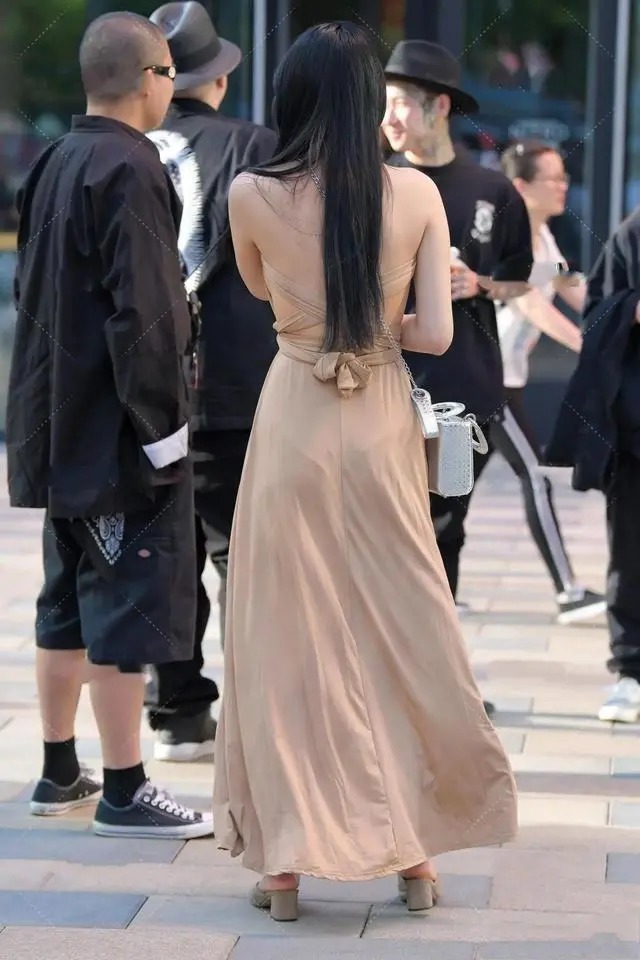 穿搭 卡其色挂脖长裙搭配灰色高跟凉拖,优雅大气,很有成熟韵味儿