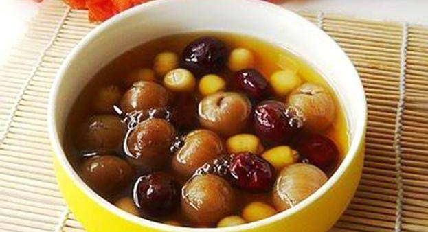 紅棗和它一起煮，頭發慢慢變黑了，皺紋消失了，氣色紅潤身體好