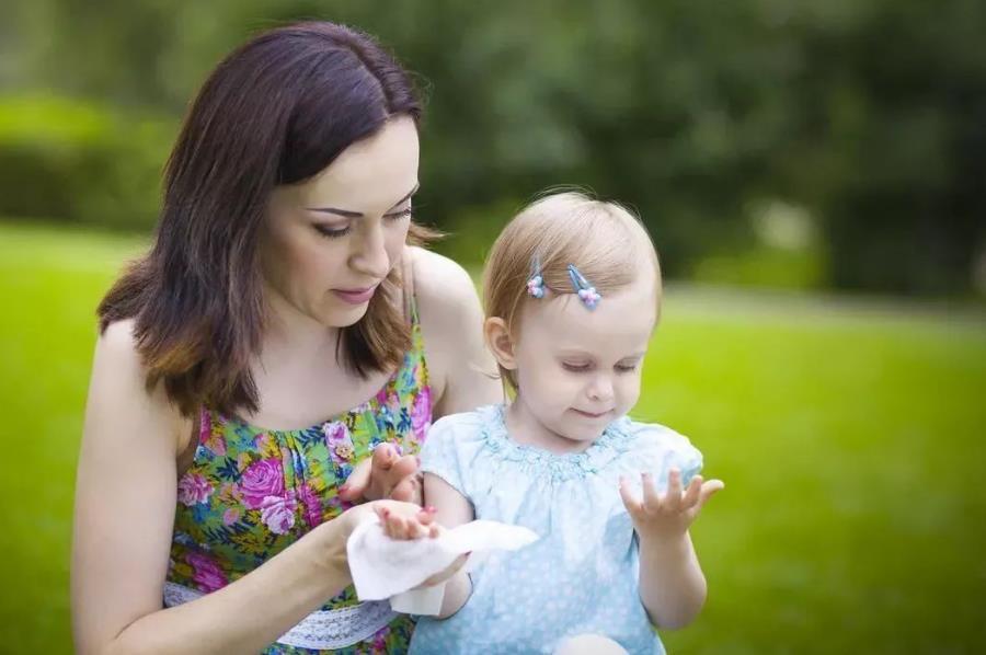 有害物质|给宝宝用湿巾擦嘴,看似干净实则在坑娃,有些湿巾“害人无痕”