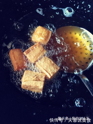 豆腐别再炖着吃了，这样做出来的豆腐香甜酥脆，大人小孩都抢着吃