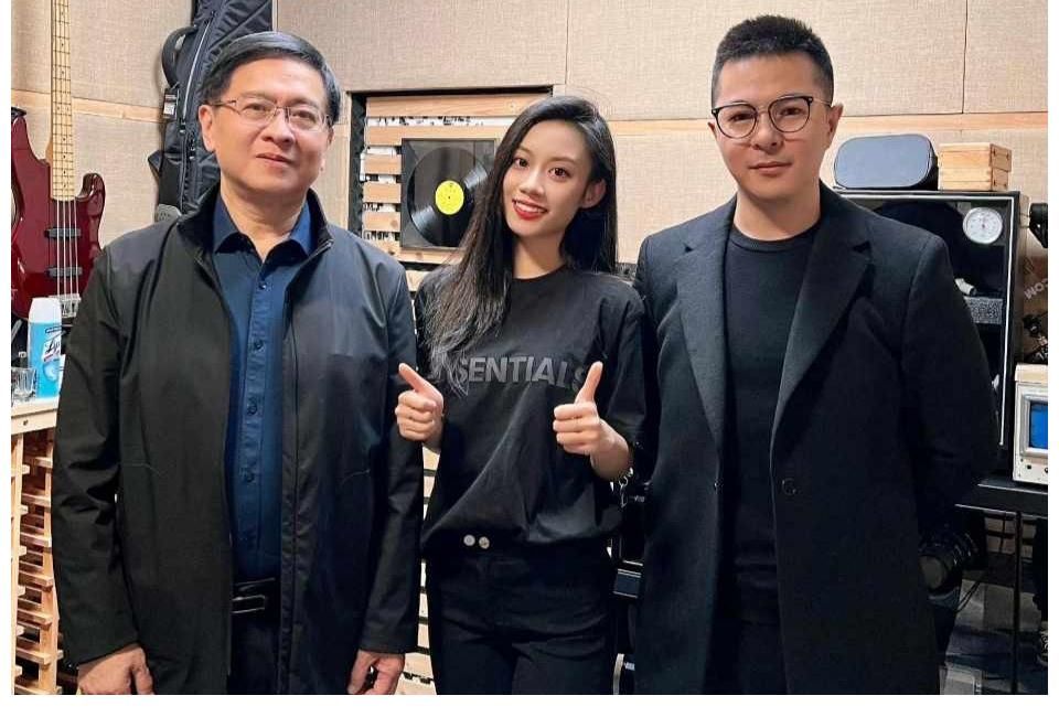 太驚喜了，姚貝娜父親跟伍珂玥合作，新歌來襲，相當(dāng)期待