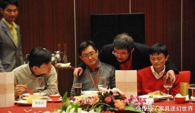 马化腾|双手同时搭着两位“首富”，这位“和事佬”，江湖地位依旧未变！