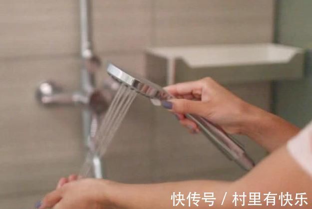 化学成分|女性洗澡时,尽可能少做“2举动”,肌肤会和你说谢谢,别忽视