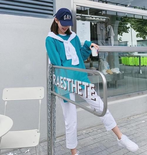 今年春天，卫衣叠穿不再流行，外搭“小披肩”才是正确打开方式