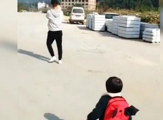 肚子疼|宝爸抱着侄女走了,接下来亲闺女的做法,网友笑喷:给力