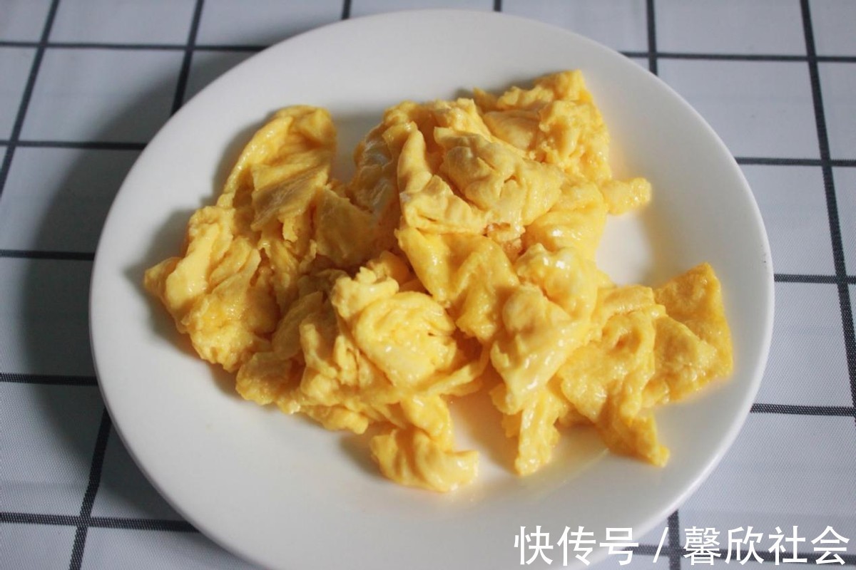 大人|番茄炒蛋时加入虾仁，味道更鲜美，营养更丰富，大人孩子都爱吃