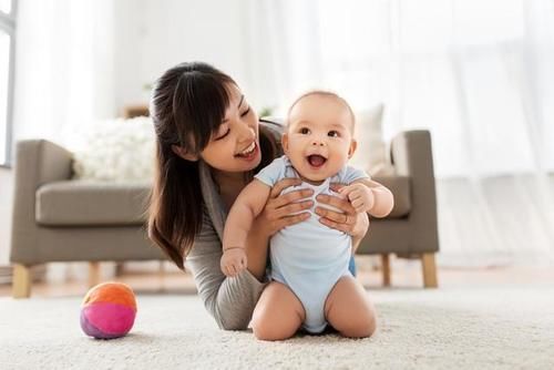 2岁女儿总喊饿，宝妈“疑心”保姆，一查监控，笑得合不拢嘴