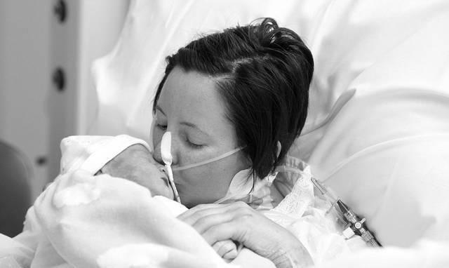 克雷格|母亲苏醒后亲吻被冰冻21天的孩子,将其做成戒指戴在手上