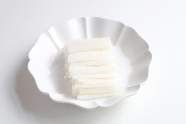 适合冬天喝的萝卜煎蛋汤，一定做给孩子喝，汤鲜味美润肺暖胃