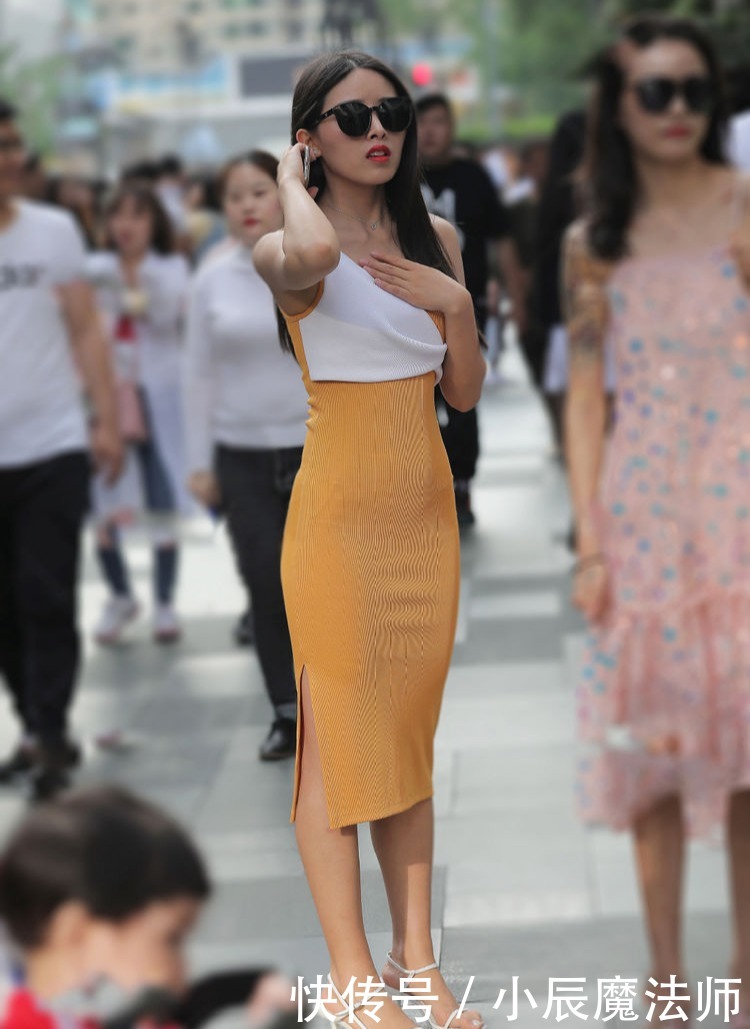 针织|美女穿搭:针织面料细腻富有弹性,裙型设计兼具时尚舒适