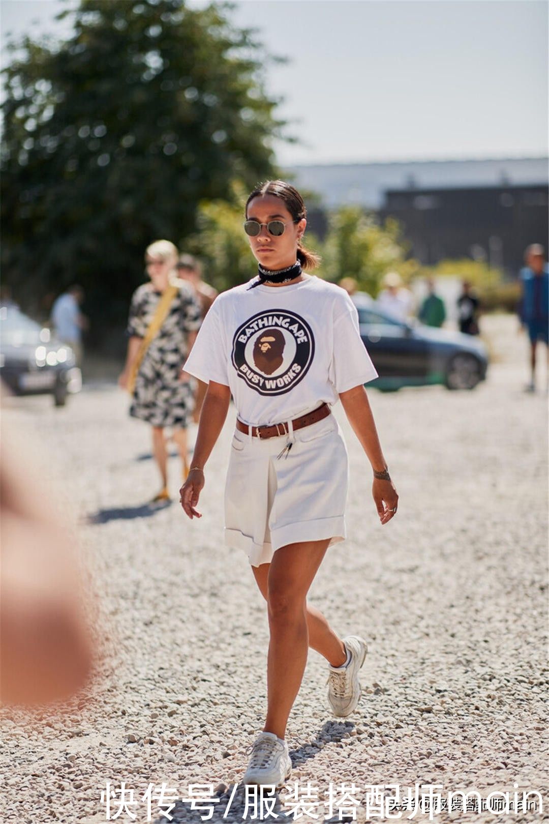 衣领|一学就会的3个搭配思路，还愁“T恤+短裤”穿不出彩吗？