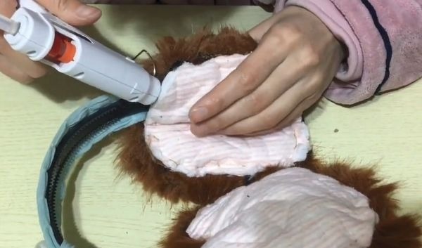 旧衣服上的毛领别急着扔,只需这样剪一剪,全家人都抢着用!