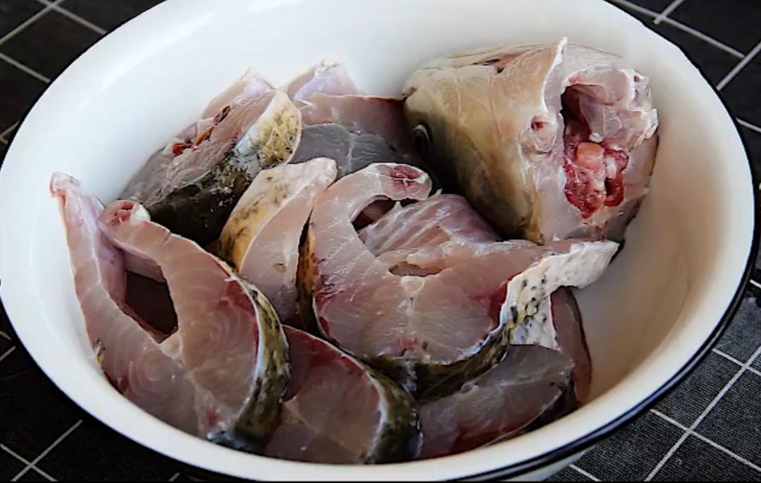 大厨教你草鱼的家常做法，不加一滴水，比饭店卖的都香！