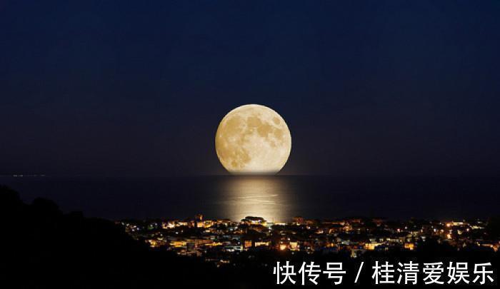 白居易&唐代写中秋的名诗不多,白居易这首贡献了一个千古名句,流传很广