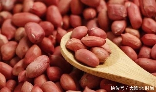 身体|每天吃一把花生,身体会发生很大的变化,但2类人得忌口