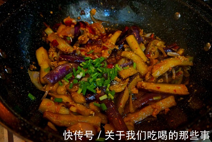 炒茄子|无论茄子怎么炒,别直接下锅,牢记2个技巧,茄子不发黑不油腻