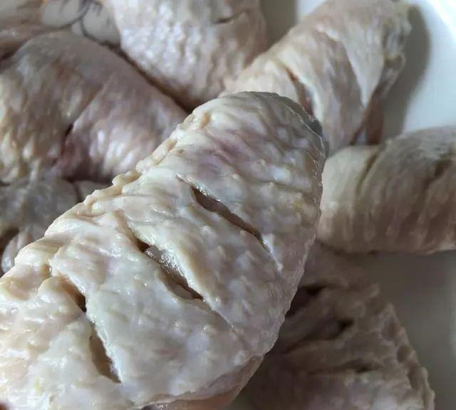 比可乐鸡翅还好吃的蜜汁烤翅，简单三步就能做出来，上桌就光盘！