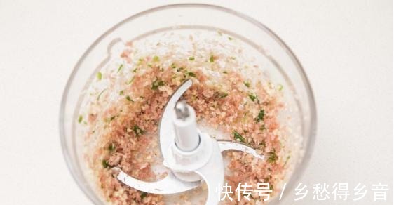 配上牛奶和咖啡就是完美早餐，味道香浓，刚出炉的时候孩子抢着吃！