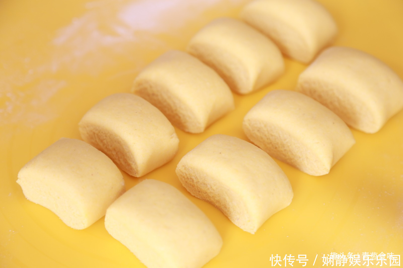  早餐|早餐学着做粗粮，制作简单不加水，香甜松软有营养，全家人都爱吃