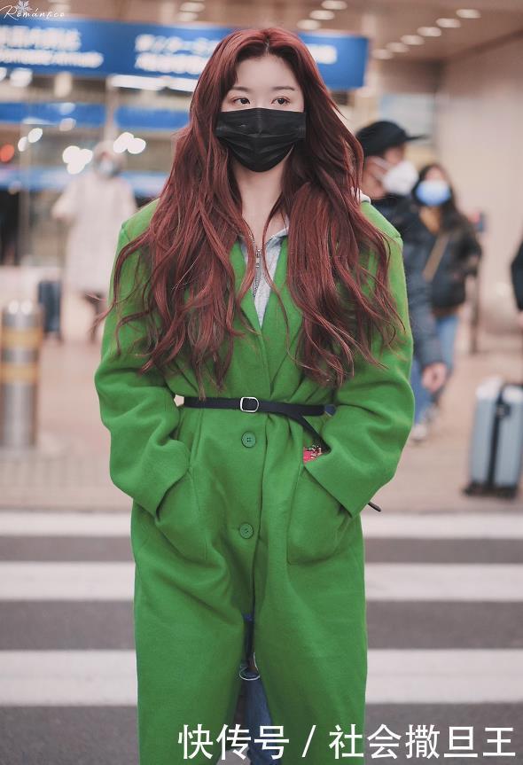 孔雪儿最新机场私服,穿绿色大衣+红色大波浪卷发又美又飒