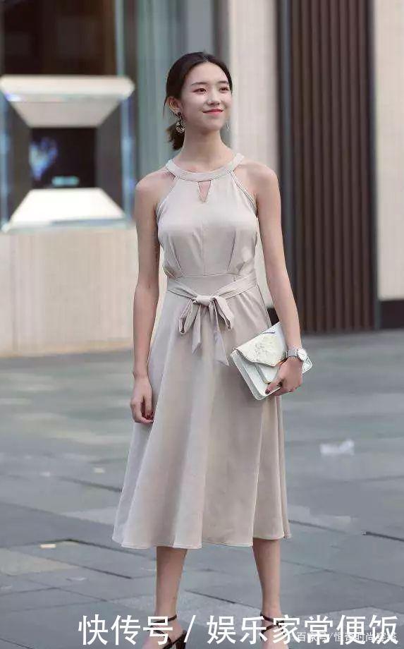 小姐姐|小姐姐好有魅力,穿米白色“挂脖”连衣裙,时尚浪漫又性感