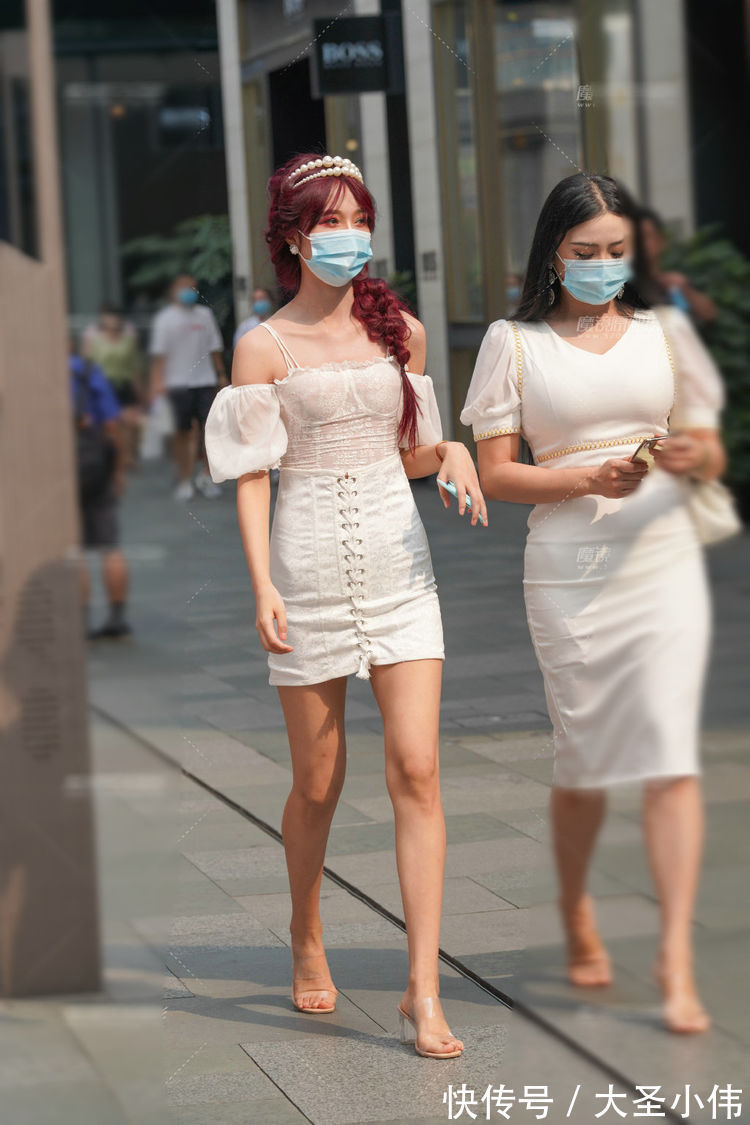 高跟鞋 美女街拍:吊带款的紧身裙和黑色短裤,都可以展现出优雅的魅力