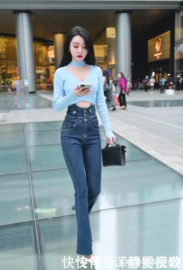 有气质|浅蓝色挂脖短衫搭配高腰牛仔裤,气质女孩的减龄穿搭,时尚有气质