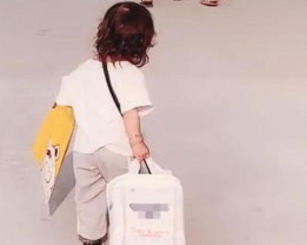 苦力|一对父母带娃出门火了,宝宝在后面当苦力