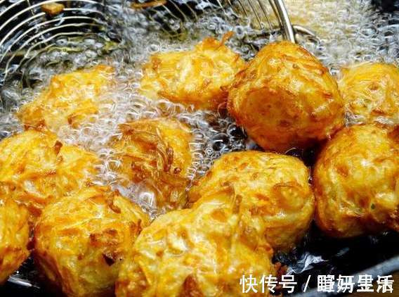 炸萝卜丸子|炸萝卜丸子,面粉淀粉都不用,多放这2样,金黄酥脆,凉了也不硬