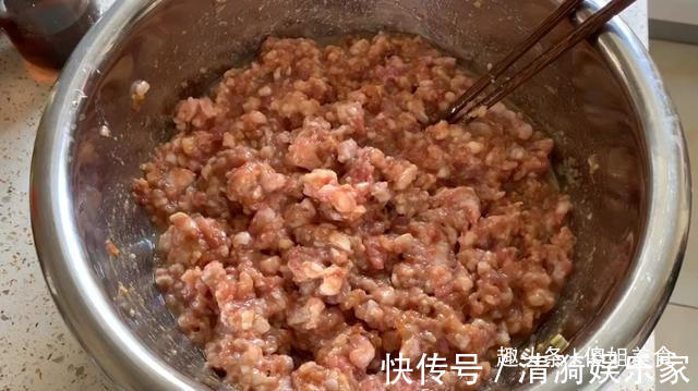 饺子|包韭菜饺子时，直接拌馅是大错特错！多加一步，韭菜翠绿、不出水