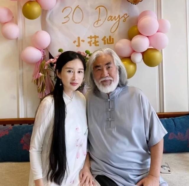 杜星霖被张纪中霸气搂怀，小31岁妻子满面春光，2胎仍小鸟依人