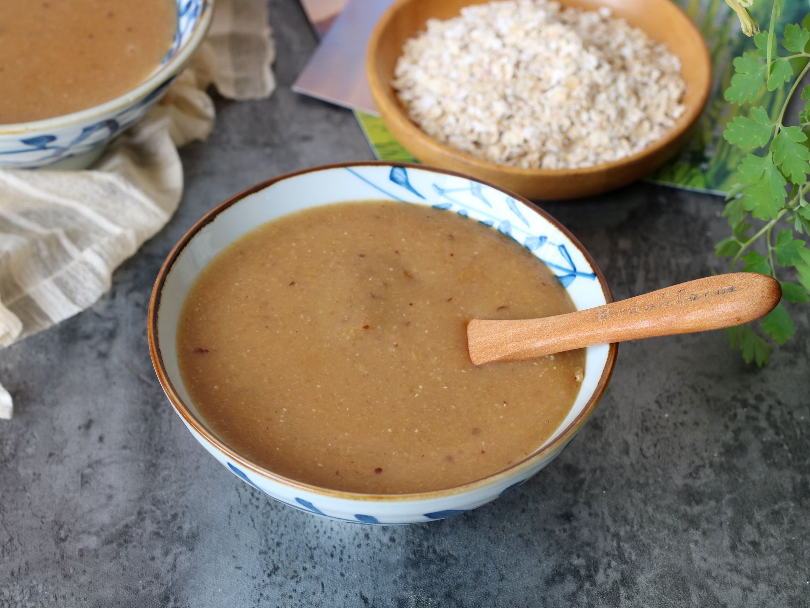 1杯麦片1个苹果，营养丰富易吸收，早餐喝一碗，整天能量满满的