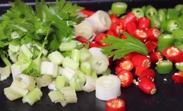 终于找到泥鳅的正确做法,一个小诀窍,不腥不苦,鲜香酥脆超下饭