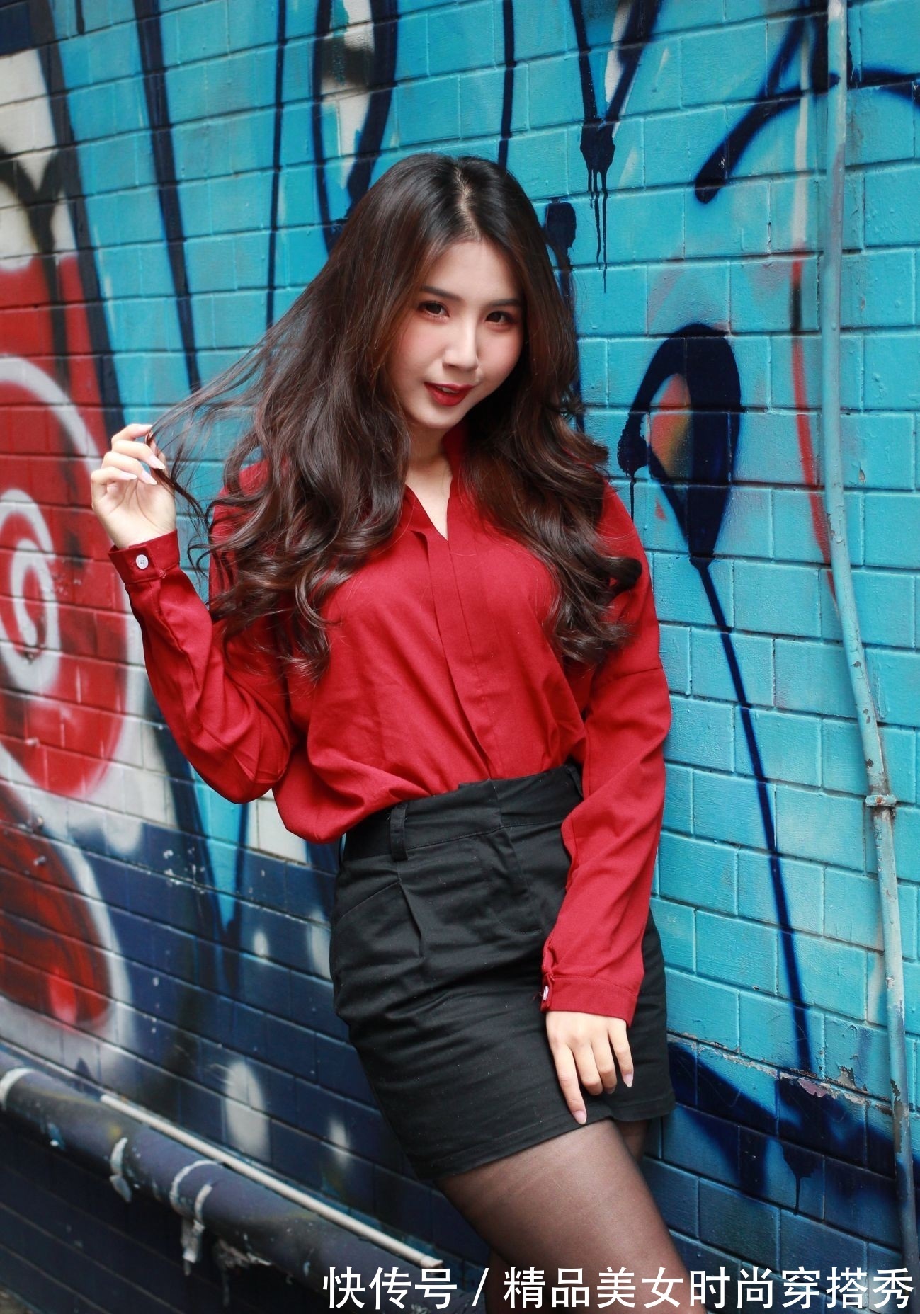 大长腿 红色衬衫搭配黑色包臀裙,优雅又知性,绽放女性魅力