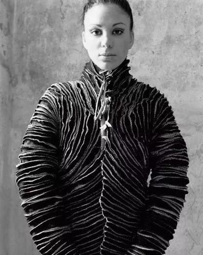 如何用手工褶皱实现惊艳的面料再造,看这一篇就够了