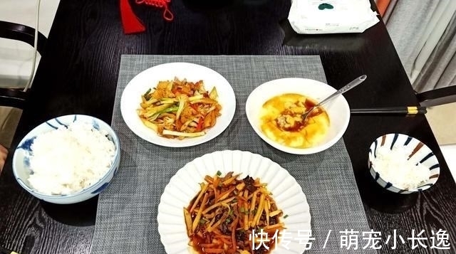 晚餐|母子俩的晚餐只有3个菜,儿子说个个好吃,网友却说太寒碜