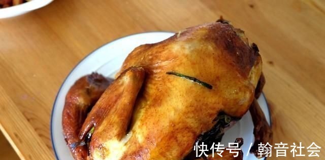 女儿生日,妈妈做了一桌菜,还有一个大蛋糕,满满的都是爱