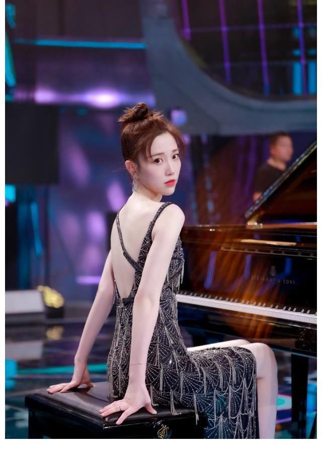 方俊|难怪江苏卫视女主持只有她《蒙面舞王2》张纯烨钢琴公主造型绝美